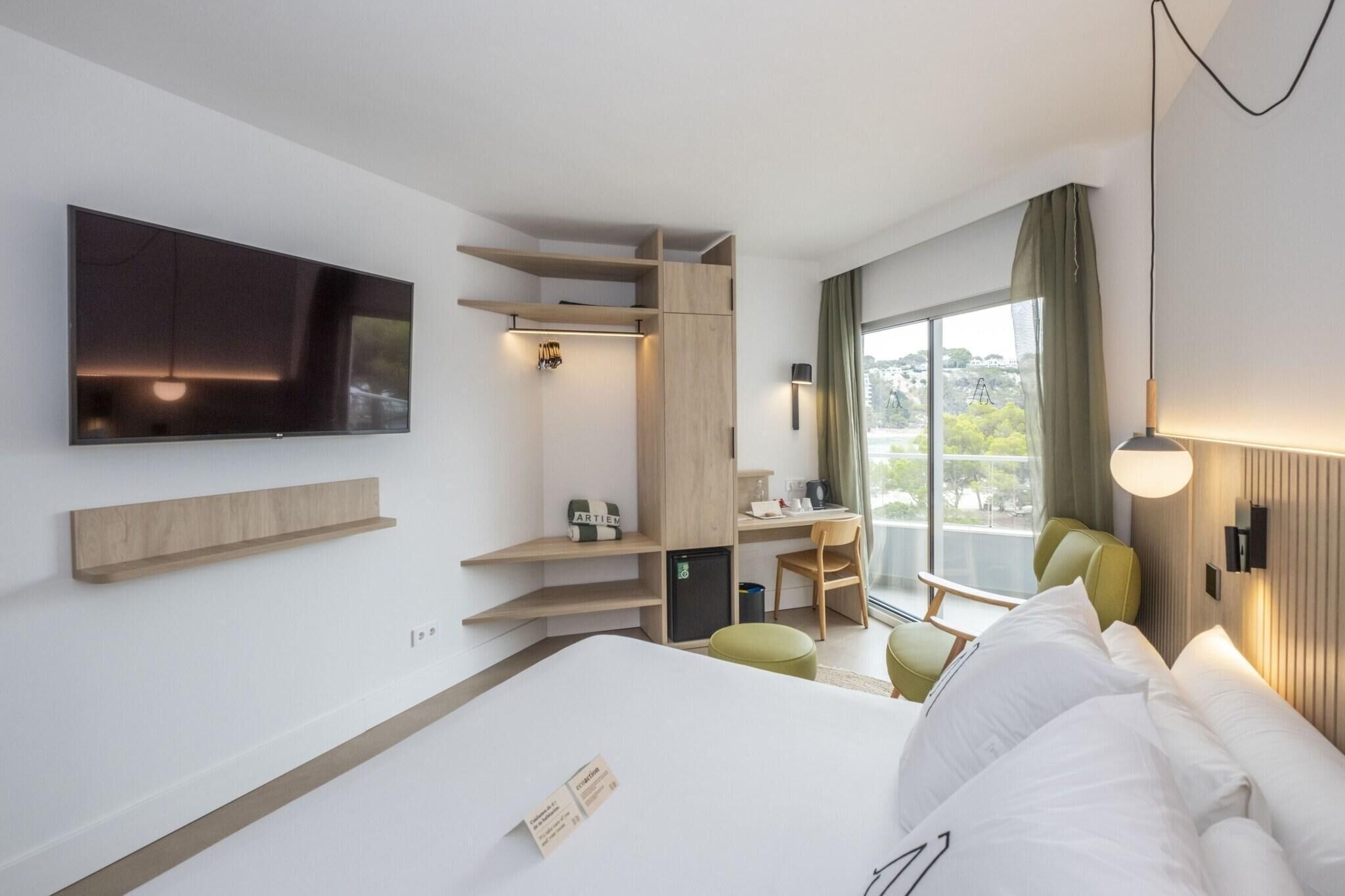 Minibar, coffres-forts dans les chambres, bureau