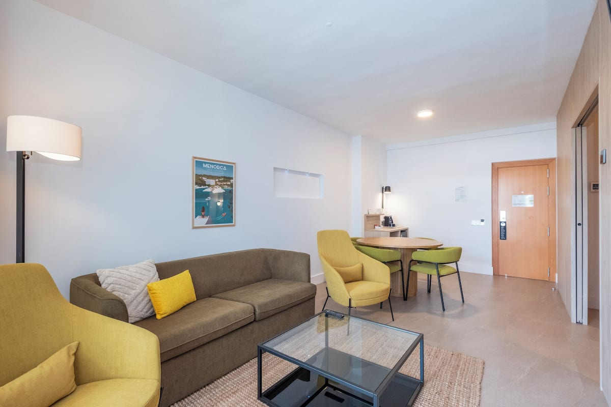 Premium Junior Suite | 1 bedroom, minibar, in-room safe, desk