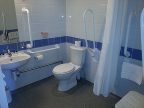 Un baño con lavamanos, inodoro y bañera.