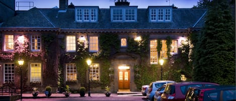 Mặt tiền nơi lưu trú - ban đêm