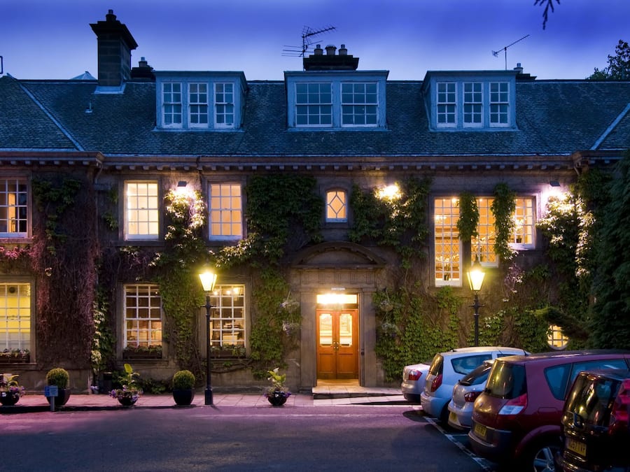 Boendets fasad - kväll/natt