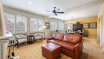 Suite presidencial, 2 habitaciones, cocina | Zona de estar | Una televisión LCD