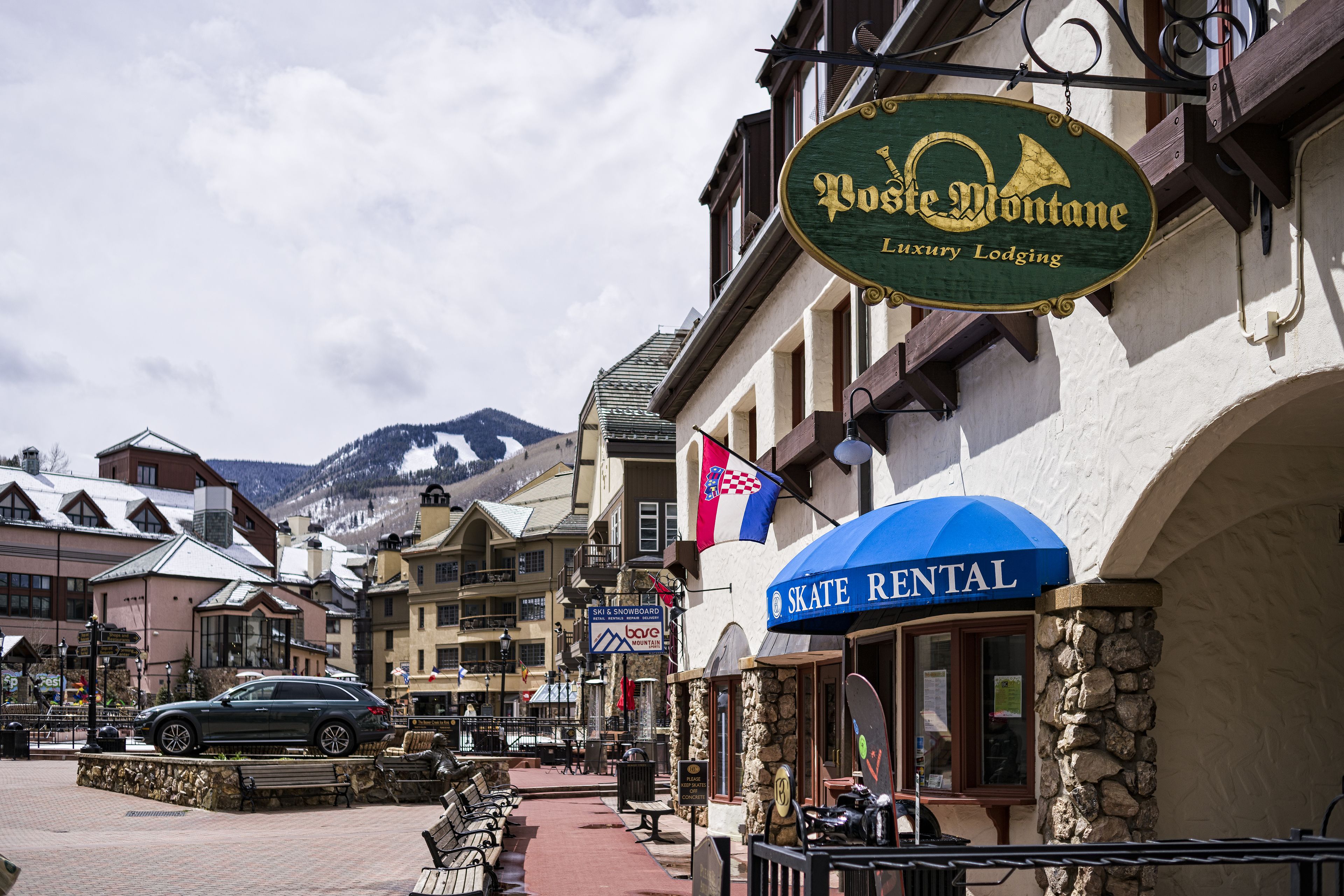 En bygning med skilt for Poste Montana Luxury Lodging og et skilt for skatelejligheder.