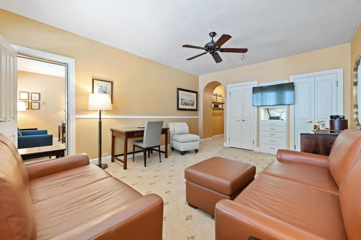 1Bedroom/2 Bath Suite | Living area | LCD TV