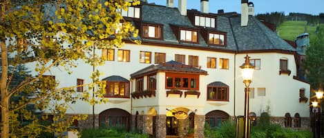 Vista frontal de la propiedad