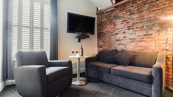 Habitación clásica, 1 cama Queen size | Área de sala de estar | Televisión LCD de 32 pulgadas con canales por cable y televisión