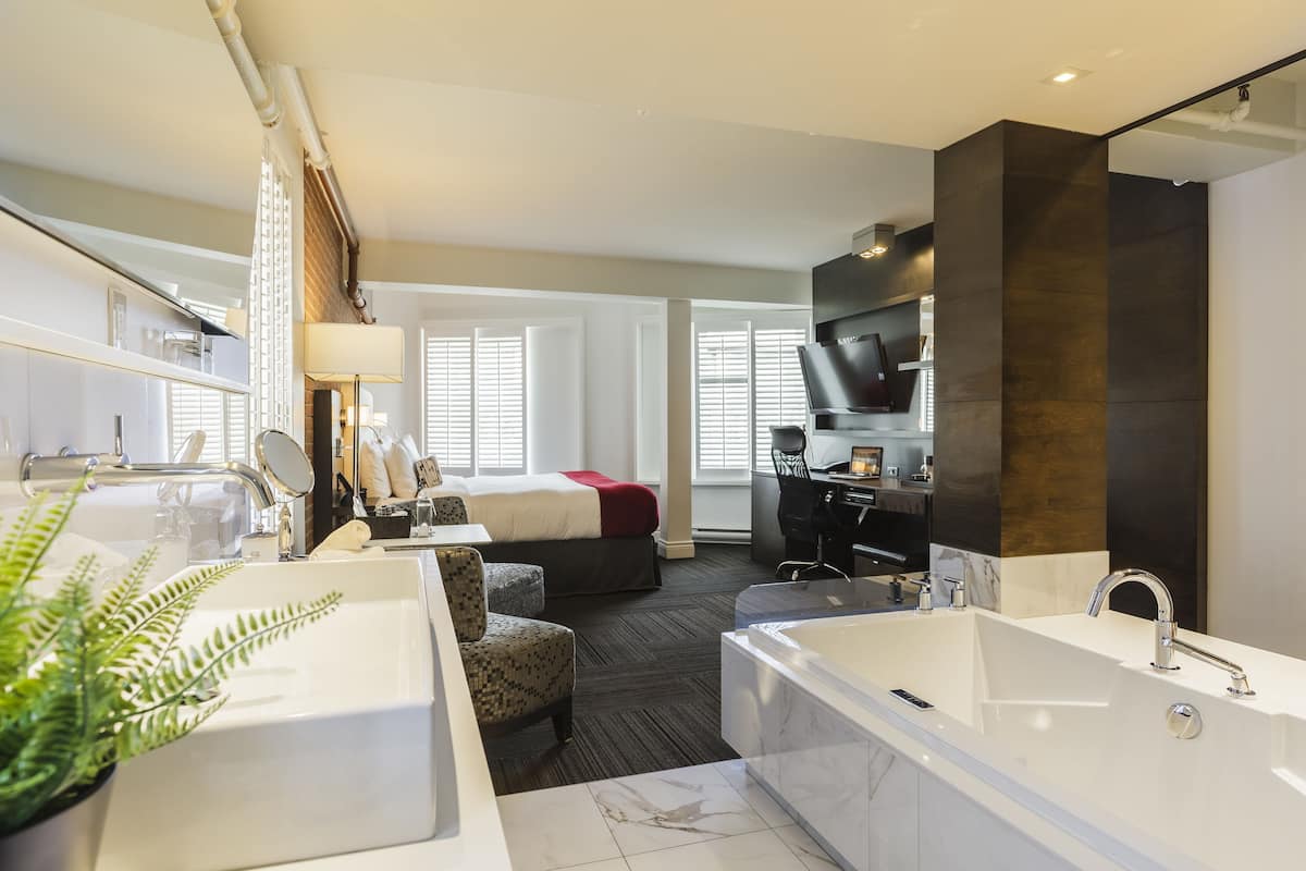 King Suite with open bathroom