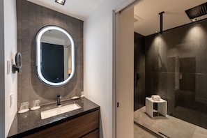 Suite, 1 cama King size | Baño | Amenidades de baño gratuitas, secadora de cabello, batas, toallas