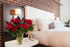 Premium bedding, down comforters, pillowtop beds, minibar - Hôtel des Coutellier (Québec City)