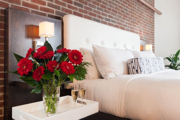 Premium bedding, down duvets, pillow-top beds, minibar - Hôtel des Coutellier (Québec City)