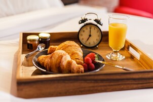 Habitación superior, 2 camas dobles | Zona de desayunos | Desayuno continental gratuito y diario