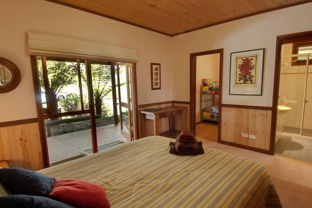 Chambre Familiale, vue jardin (Queen, Bunk & Single)