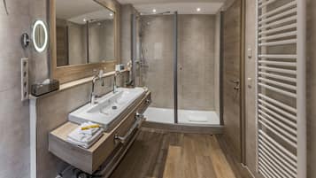 Deluxe Double Room | Bathroom | Free toiletries, hair dryer, slippers, towels