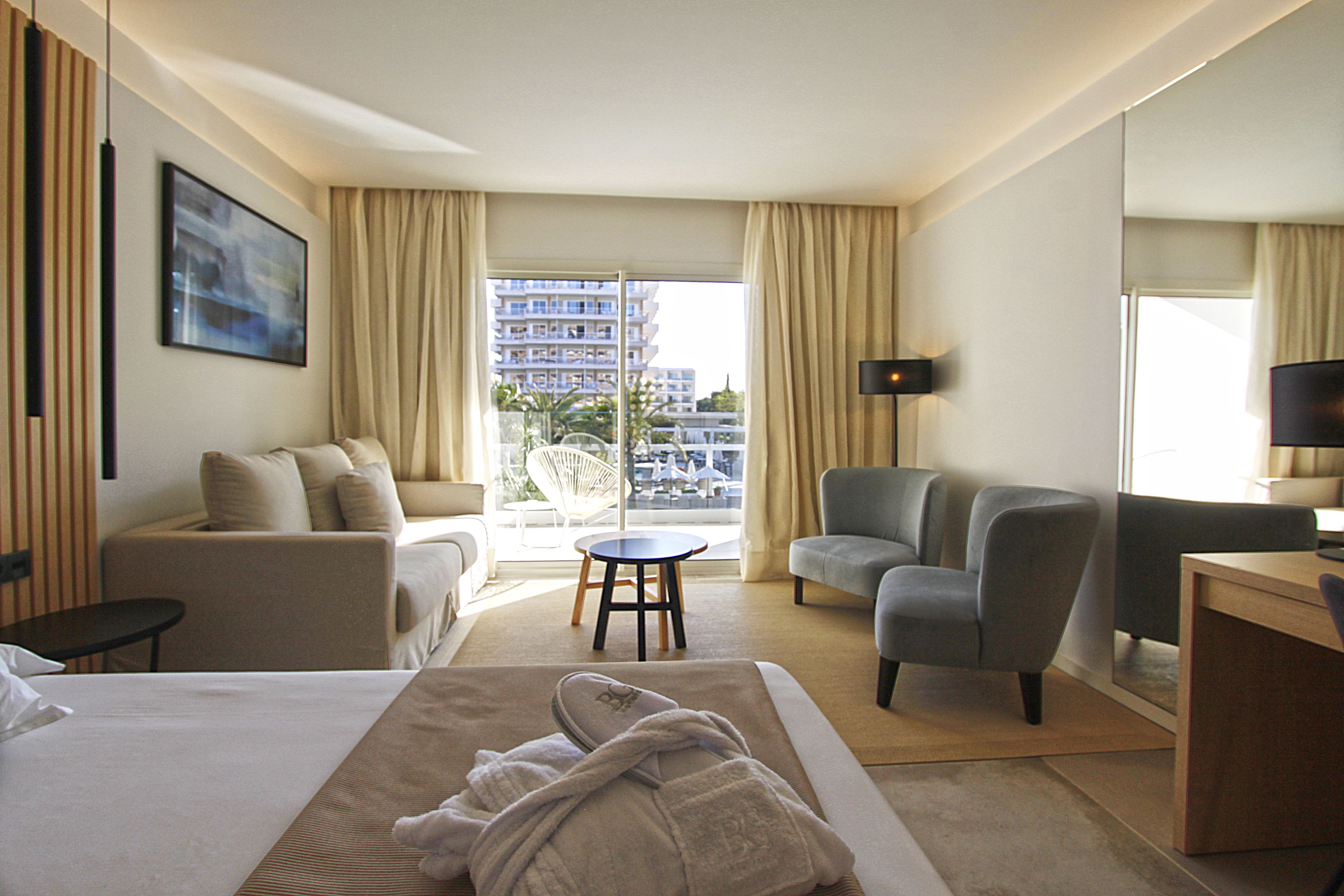 Een minibar, een bureau, verduisterende gordijnen, geluiddichte muren