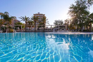 Indoor pool, outdoor pool, open 8:00 AM to 7:00 PM, pool umbrellas - BG Hotel Caballero (Palma de Mallorca)