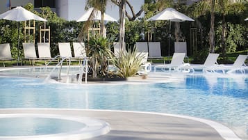 Indendørs pool, udendørs pool, parasoller, liggestole