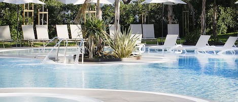 Piscine couverte, piscine extérieure, parasols de plage, chaises longues