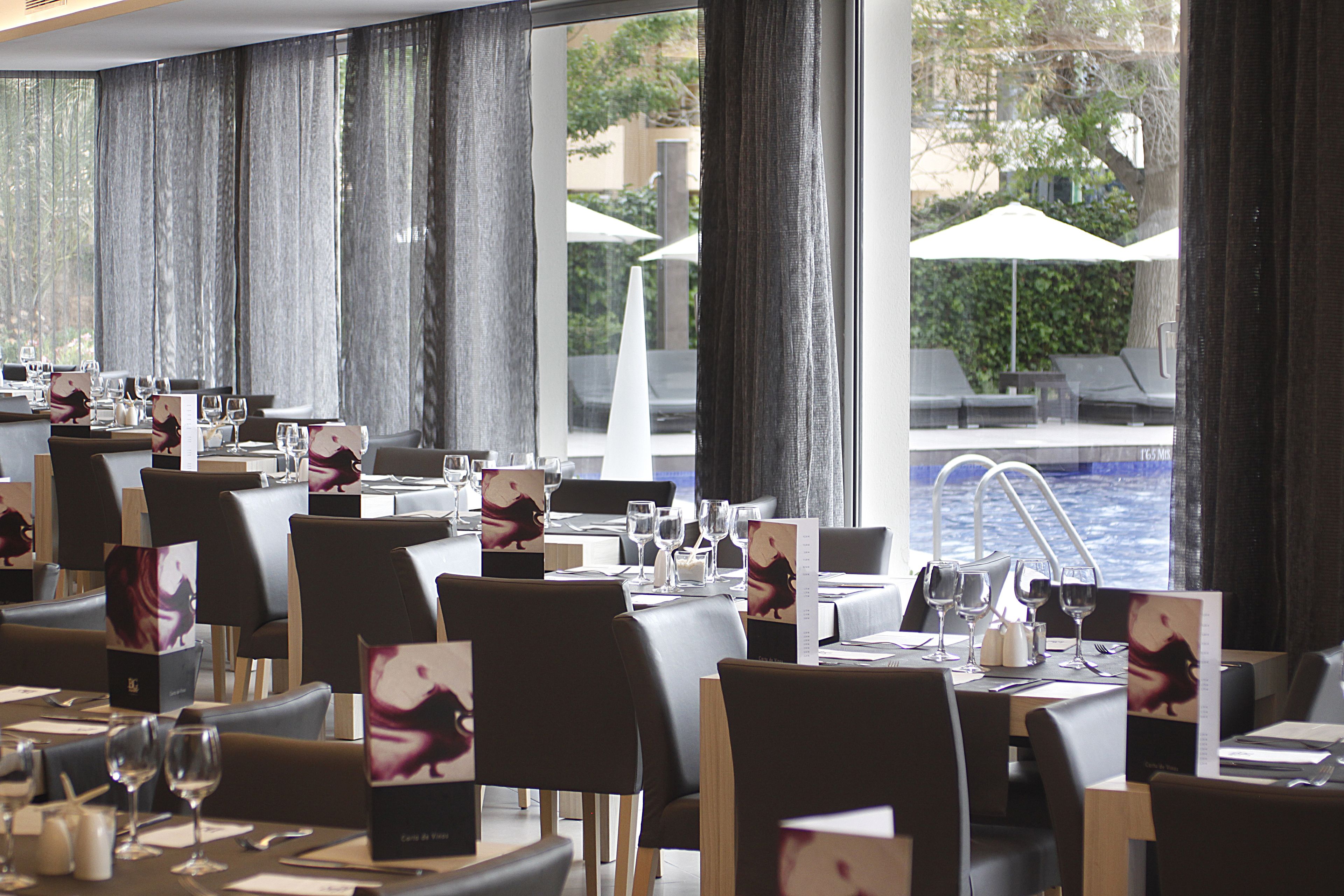 breakfast and dinner served, international cuisine