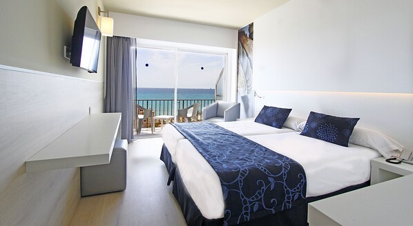 مكتب وستائر تعتيم وتجهيزات عازلة للصوت ومكواة/لوح كي