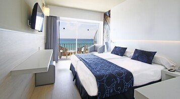 Skrivebord, blendingsgardiner, lydisolert og strykejern/-brett