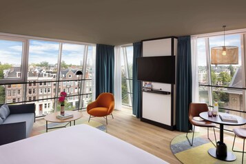 Caixa forta a l'habitació, escriptori i cortines opaques