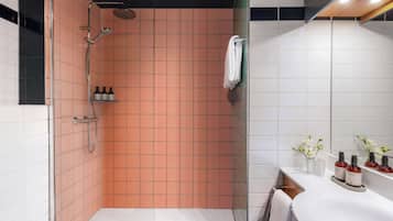 Milieuvriendelijke toiletartikelen, een haardroger, handdoeken, zeep