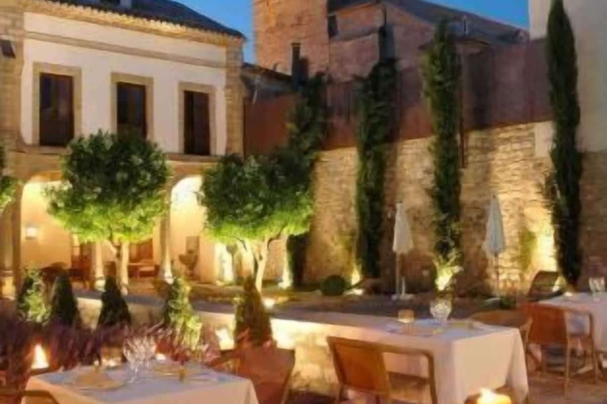 breakfast, lunch, dinner served; regional cuisine