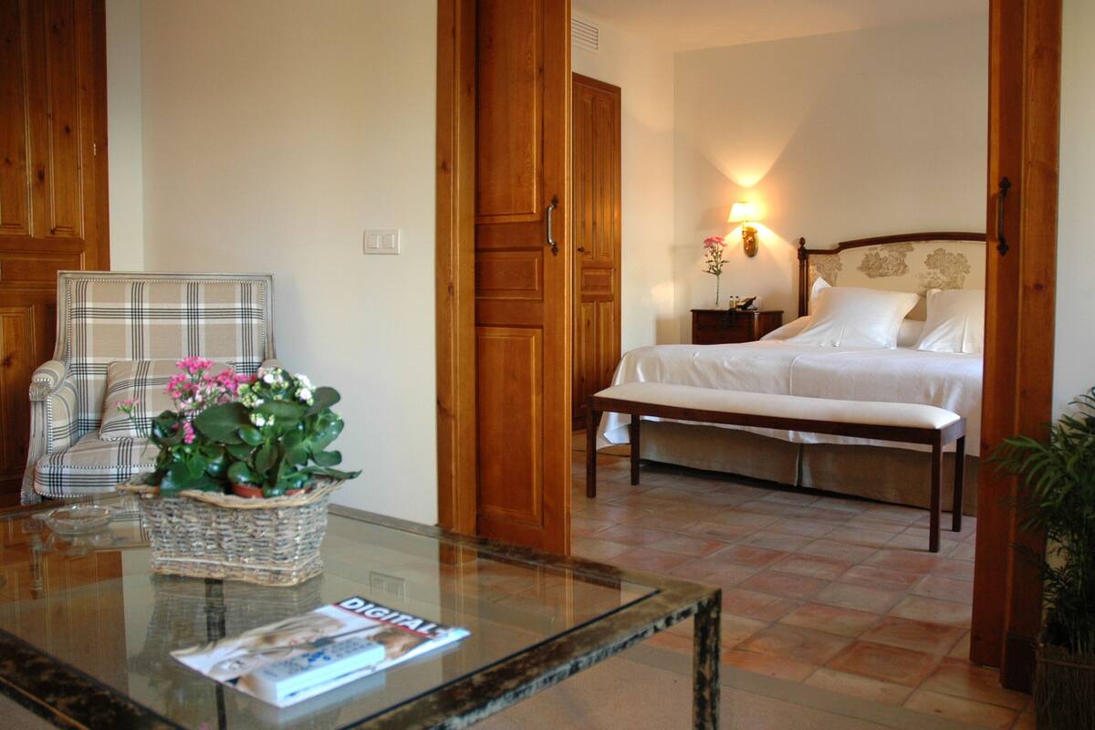 Phòng Suite, 1 giường cỡ king, quang cảnh hồ bơi | Minibar, két bảo mật tại phòng, bàn, màn/rèm cản sáng 