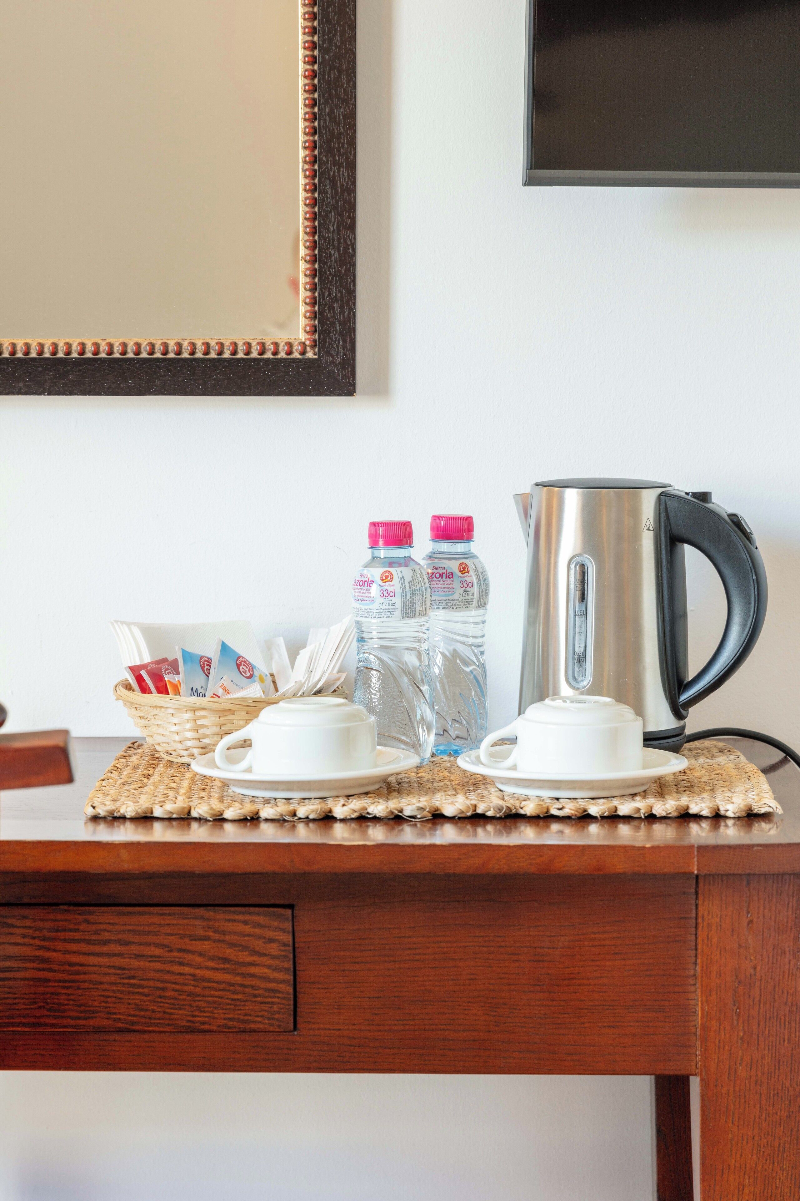 premium double or twin room, terrace | living area | tv