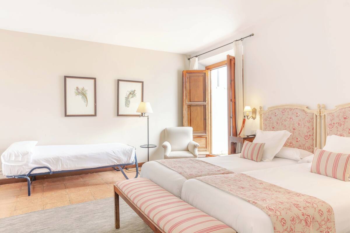 Phòng 3, 1 phòng ngủ (2 Adults + 1 Child) | Minibar, két bảo mật tại phòng, bàn, màn/rèm cản sáng 