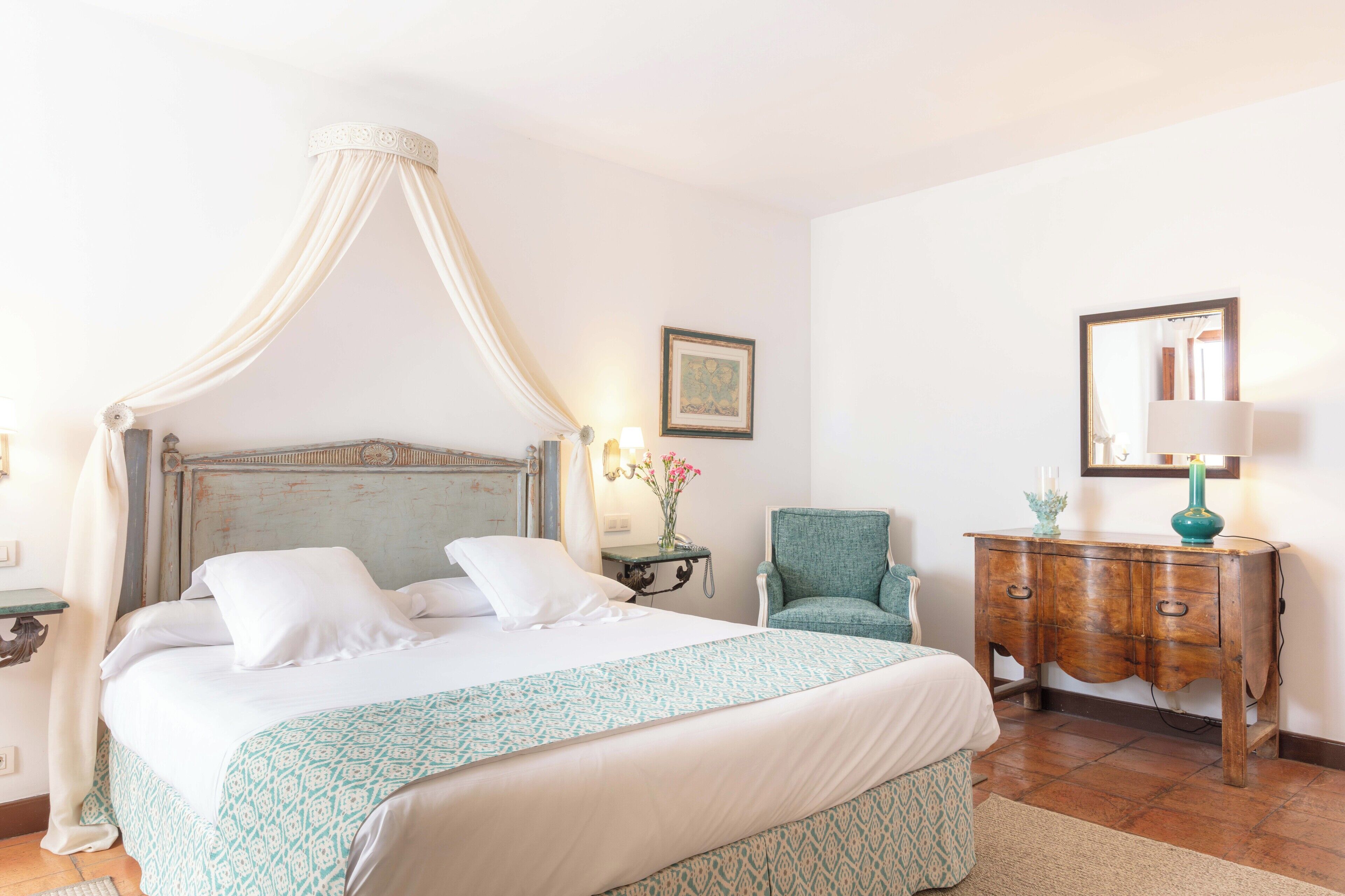 Premium kamer, 1 twee- of 2 eenpersoonsbedden, terras | Een minibar, een kluis op de kamer, individueel gedecoreerd, een bureau