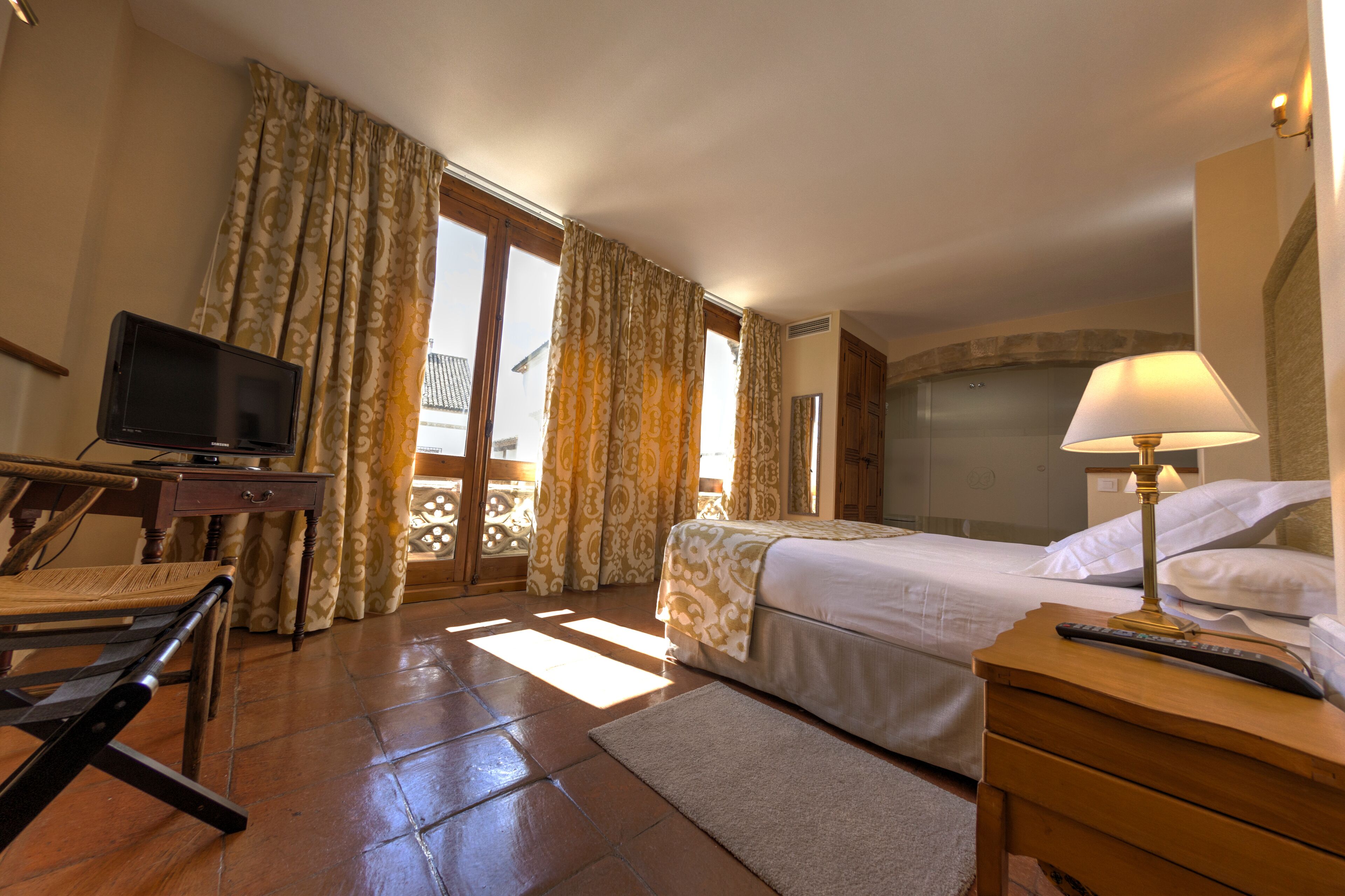 standard double room | 1 bedroom, minibar, in-room safe, individually decorated