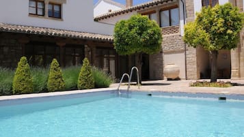 Een seizoensgebonden buitenzwembad