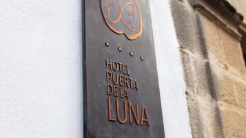A sign for Hotel Puerta de la Luna.