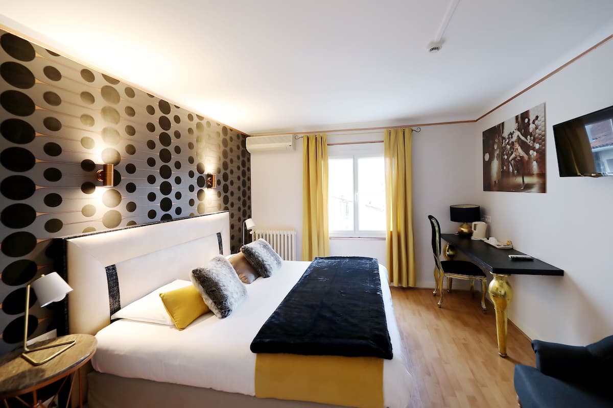 Premium tweepersoonskamer | Een bureau, geluiddichte muren, gratis wifi, beddengoed