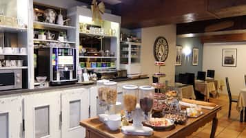 Colazione servita nei giorni feriali (12 EUR a persona)