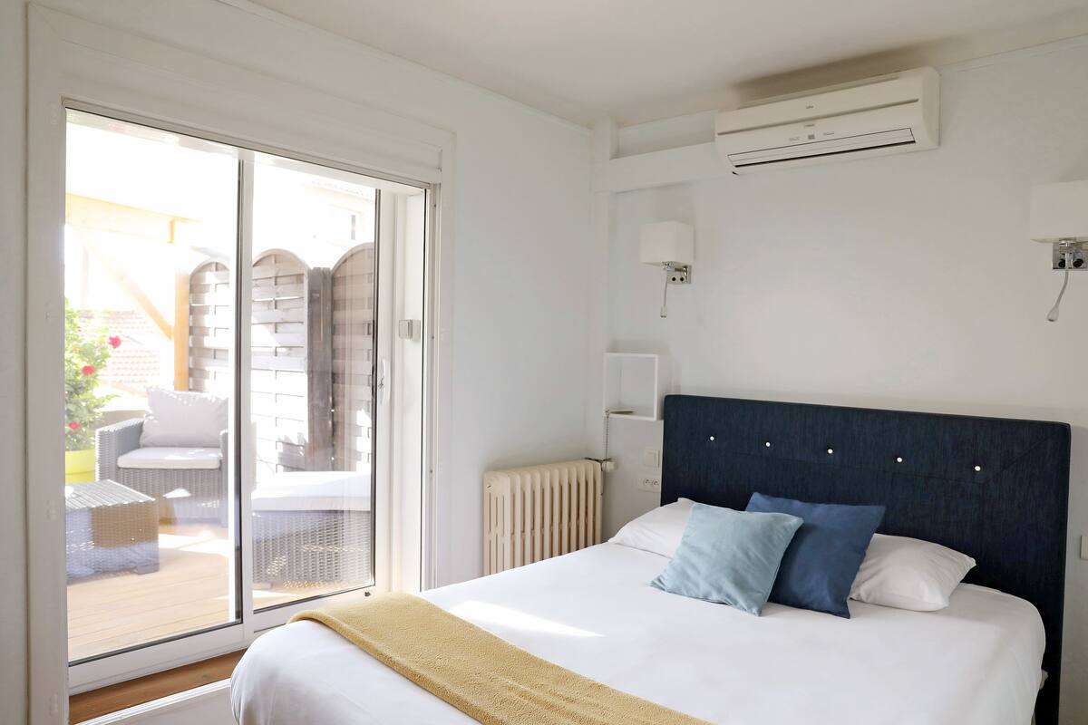 Superior Double Room, Terrace | Desk, soundproofing, WiFi (free), bed sheets