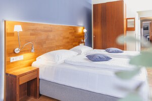 Camera Superior | Una scrivania, postazione laptop, insonorizzazione, Wi-Fi gratuito