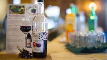 Tägliches Frühstücksbuffet (28.50 EUR pro Person)