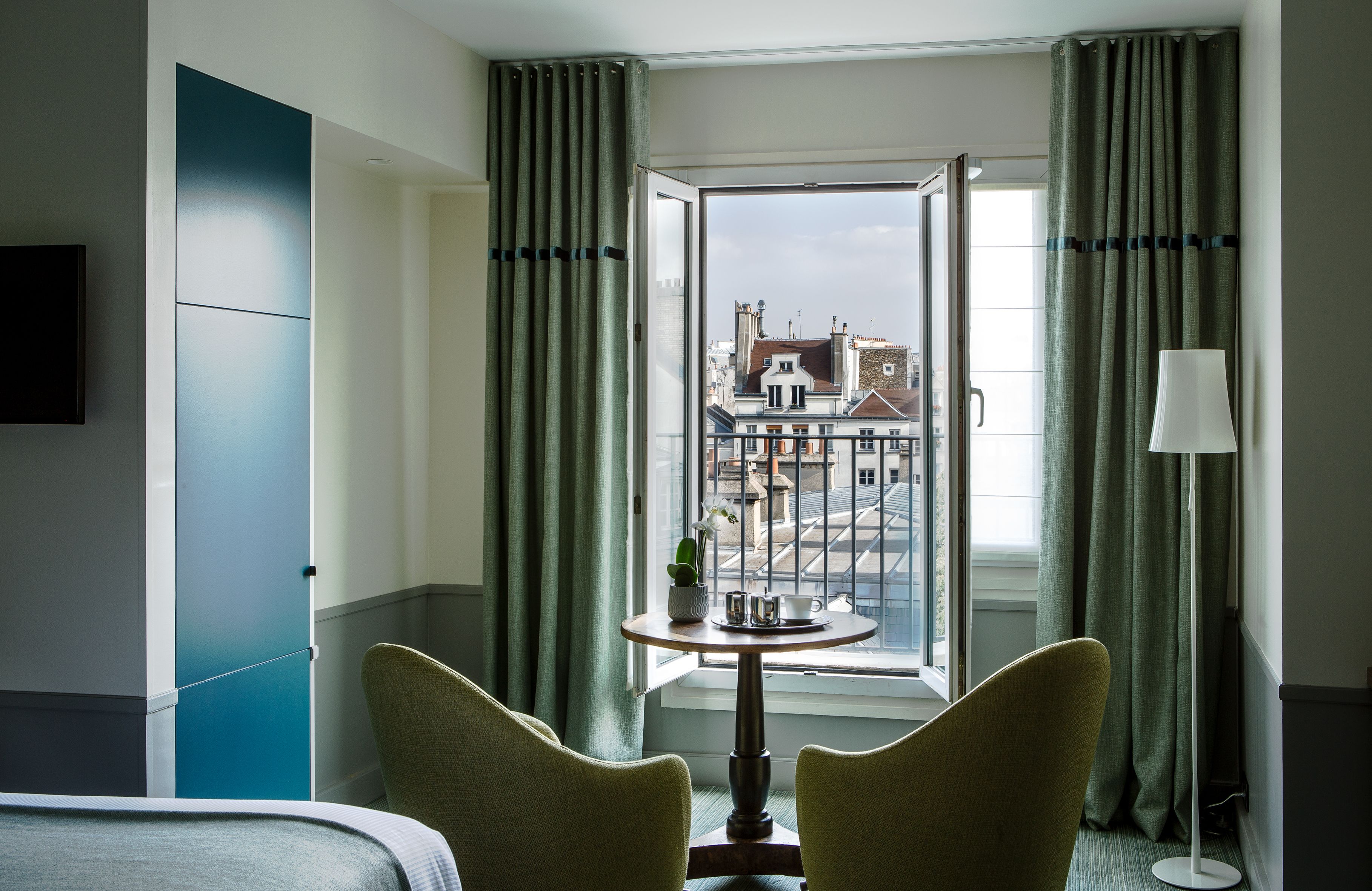 deluxe room, terrace | living area | flat-screen tv