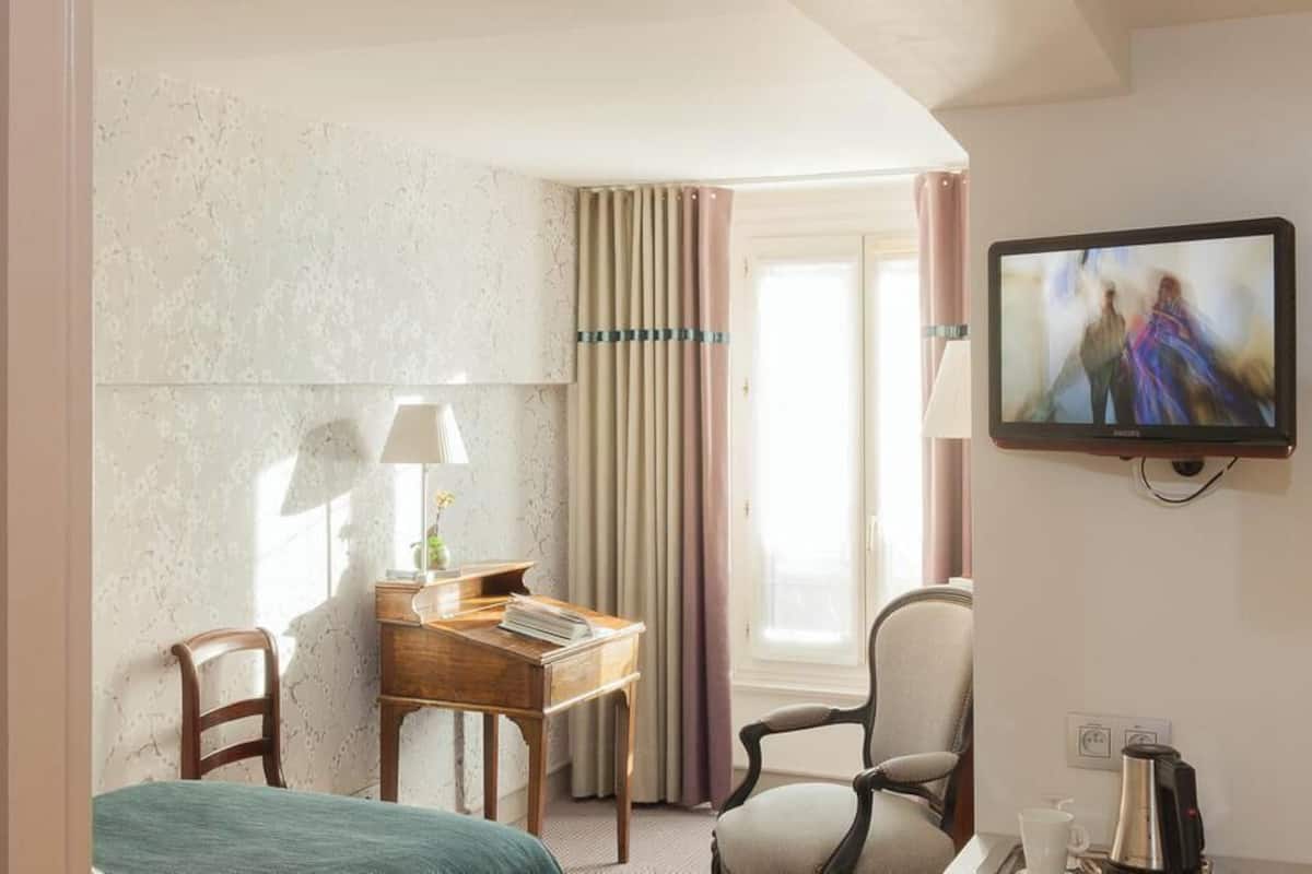 Premium bedding, in-room safe, soundproofing, WiFi (free)