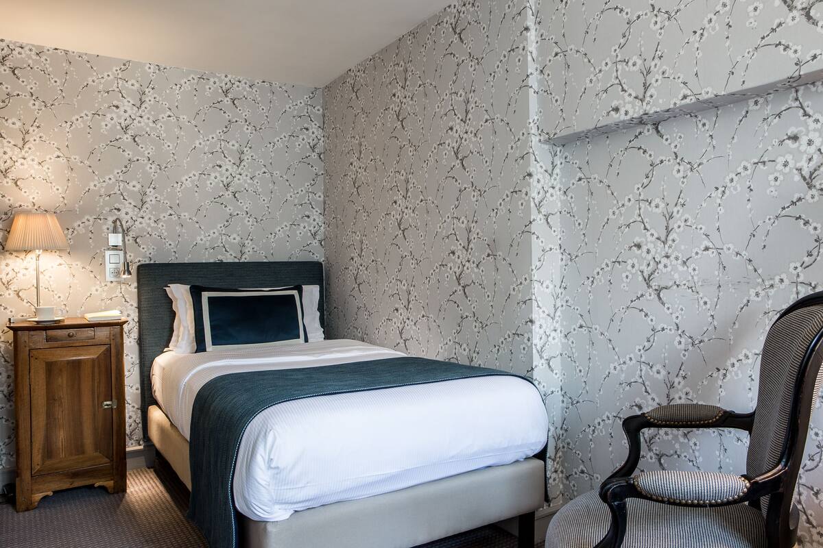 Premium bedding, in-room safe, soundproofing, WiFi (free)