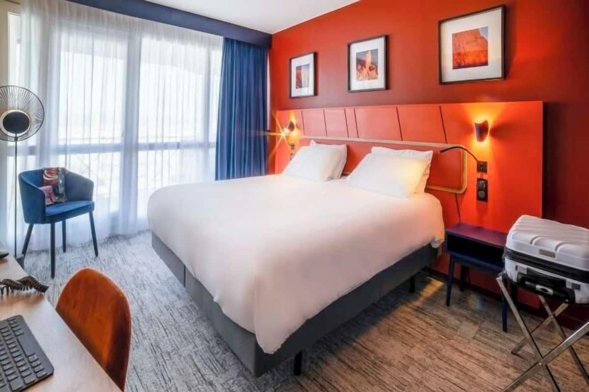 Hypo-allergenic bedding, minibar, in-room safe
