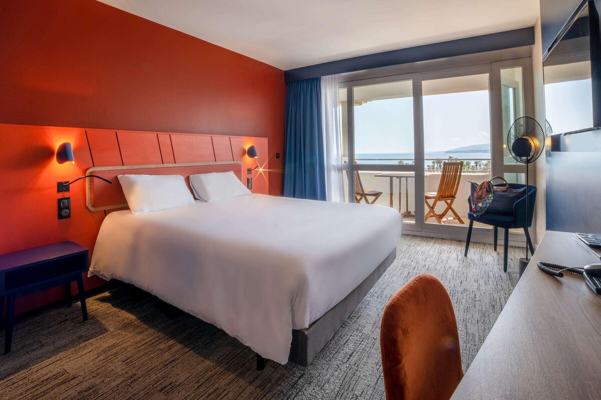 Hypo-allergenic bedding, minibar, in-room safe