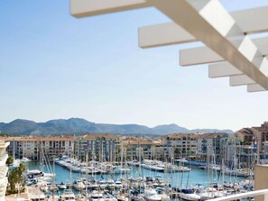 Roba de llit hipoal·lergògena, minibar i caixa forta a l'habitació 