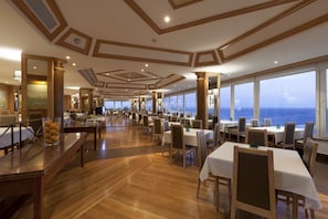Petit déjeuner, déjeuner et dßner servis sur place, vue sur la mer