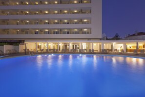 En säsongsöppen utomhuspool