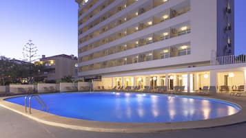 Een seizoensgebonden buitenzwembad