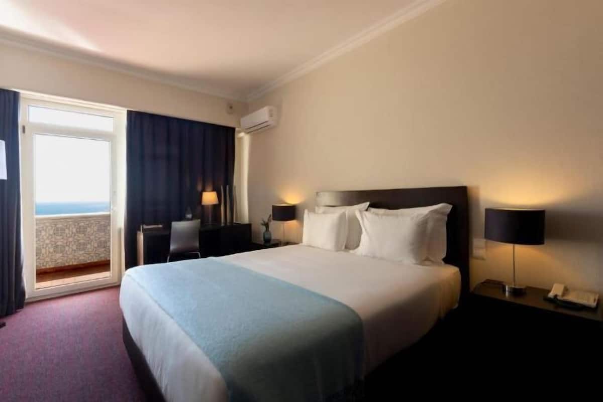 Minibar, in-room safe, soundproofing, free WiFi