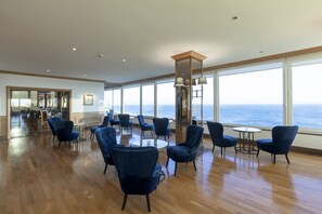 Breakfast, lunch, dinner served; Portuguese cuisine, sea views  - Carcavelos Beach Hotel (Cascais)